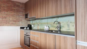 Frigorifero, microonde, forno, piano cottura