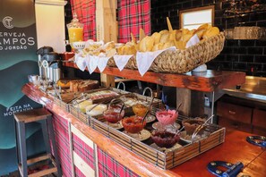 Free daily buffet breakfast  - Campos do Jordão Suítes (Campos do Jordão)