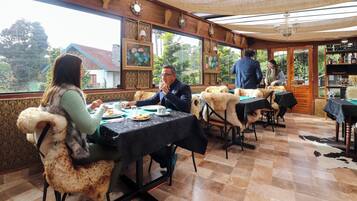 Desayuno bufé gratuito y diario