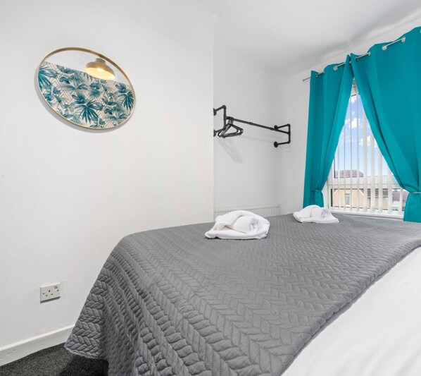 4 chambres, fer et planche à repasser, lit de bébé portatif