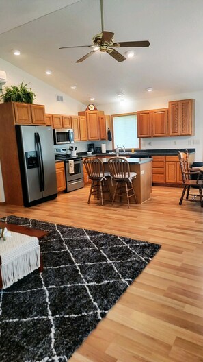 Kjøleskap, mikrobølgeovn, ovn og kokeplater