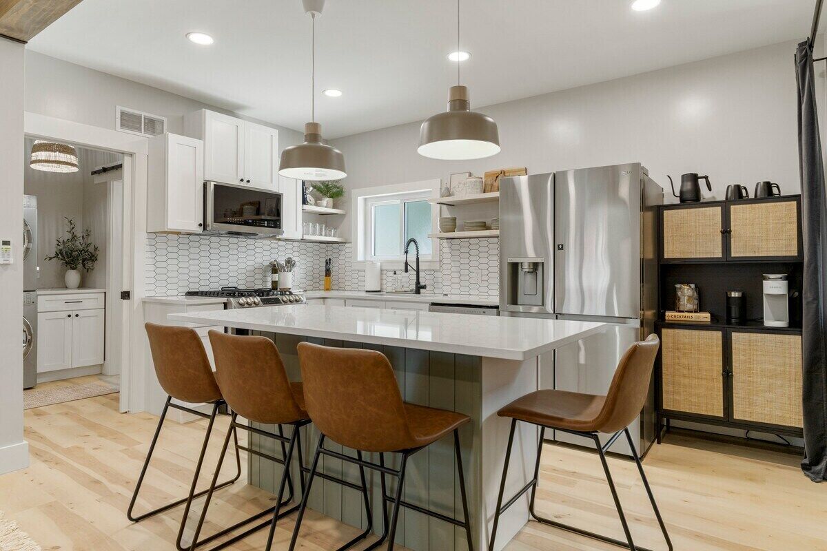 Een koelkast, een magnetron, een oven, een kookplaat