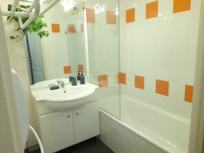 Haartrockner, Handtücher, Toilettenpapier