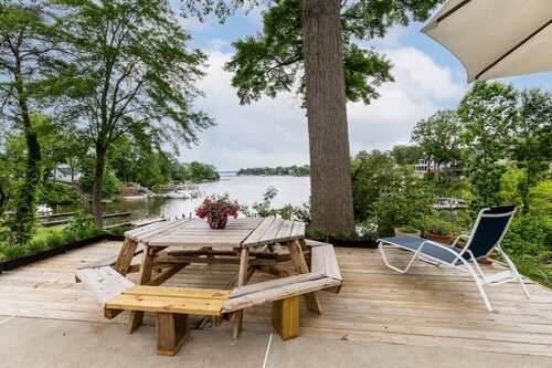 Cool Spring waterfront apartment with pier mins to Annapolis