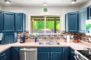 冷蔵庫、電子レンジ、オーブン、コンロ