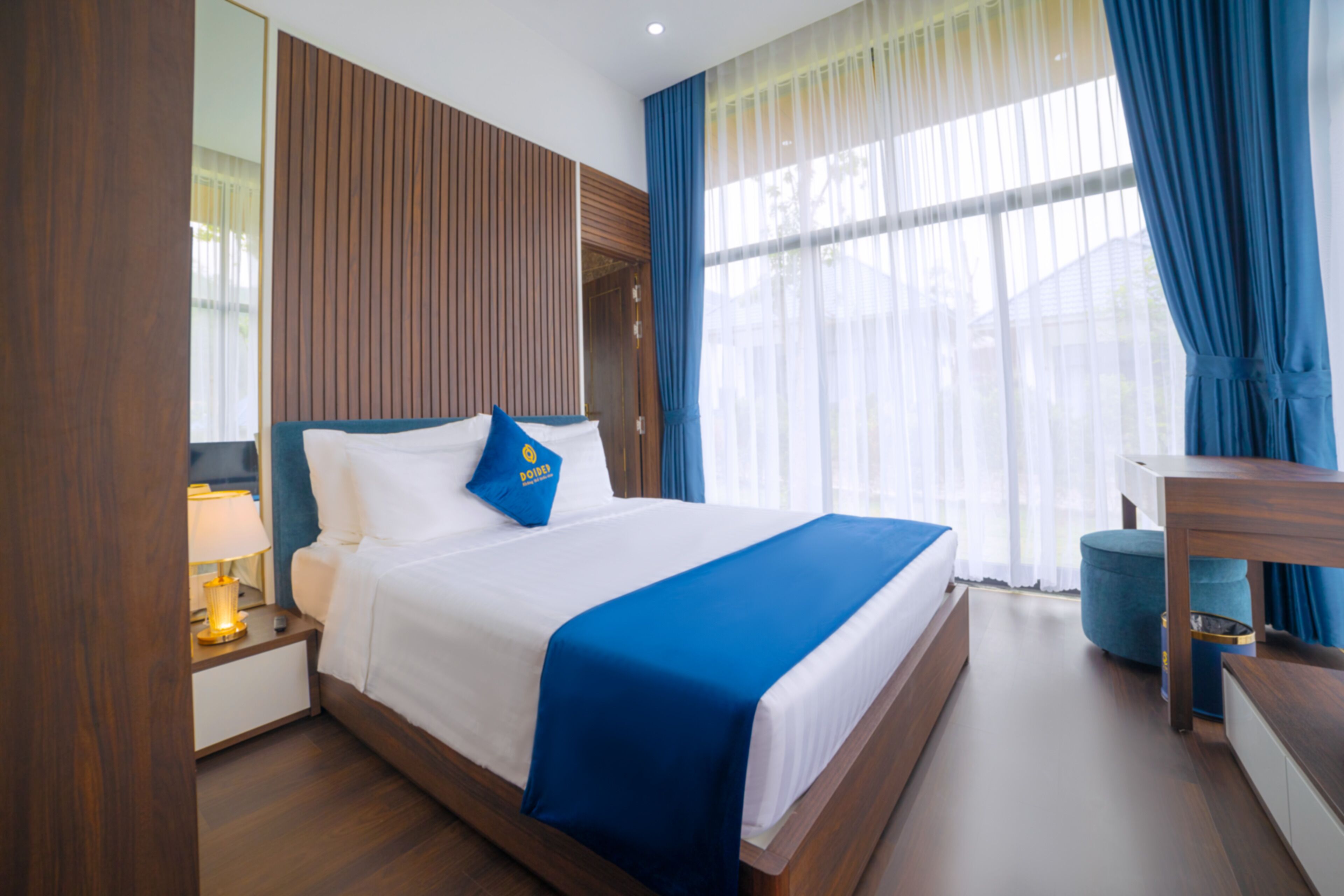 Premium bedding, minibar, individually decorated, individually furnished