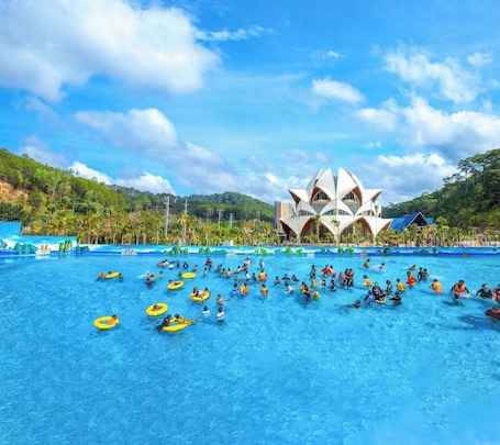 Una piscina al aire libre