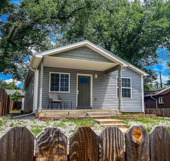 Exterior - Dirtbag Cavern - 4BR Climber's Paradise in COS (Colorado Springs)