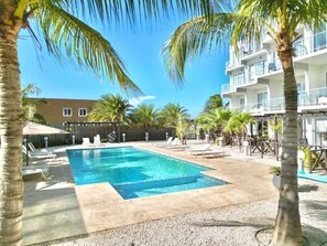 Una piscina al aire libre