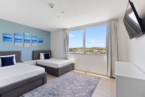 3 habitaciones, caja de seguridad en la habitación y escritorio 