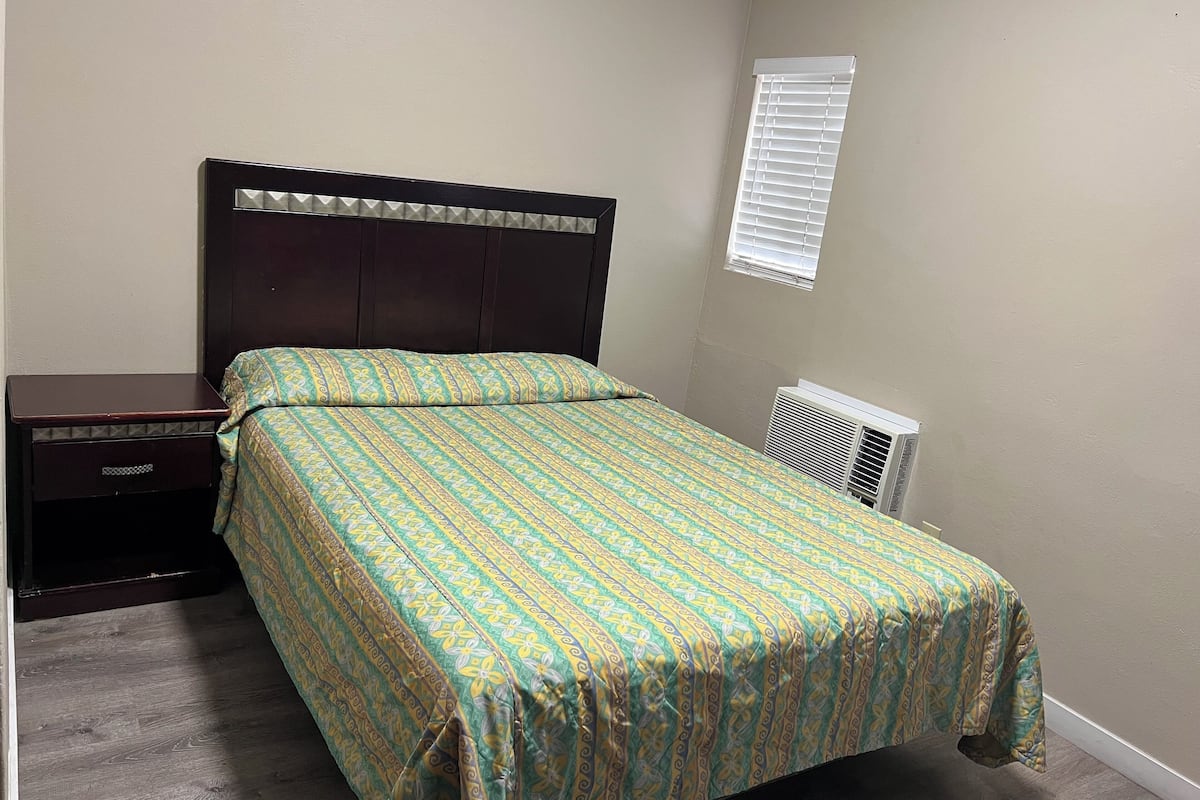 Economy Single Room, Shared Bathroom | 침대 시트