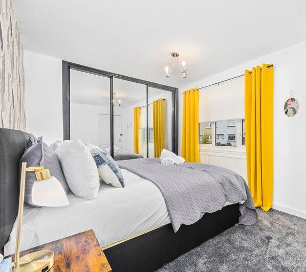 2 chambres, fer et planche à repasser, lit de bébé portatif