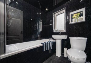 Hair dryer, towels - 2 Bedroom Rothesay House by Klass Living Coatbridge (Coatbridge)