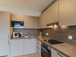 Kylskåp, ugn, spishäll och diskmaskin