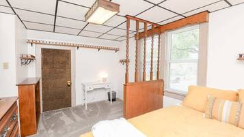 2 bedrooms, desk, iron/ironing board, WiFi