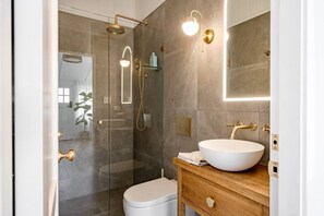 Dusche, Haartrockner, Handtücher, Seife