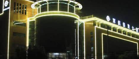Un hôtel doté d’une structure circulaire remarquable et d’une enseigne avec des caractères chinois.