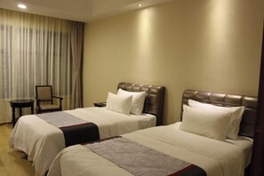 A hotel room with two beds, a nightstand, a chair, and a large window with curtains. - Shenhang Yinju Mingzhu Hotel (Jiashan)