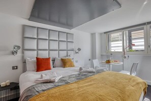 Iron/ironing board, travel cot, WiFi, bed sheets - Branded New and Comfy Studio - Heart of Paris 3 (Paris)