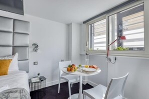 Dining - Branded New and Comfy Studio - Heart of Paris 3 (Paris)