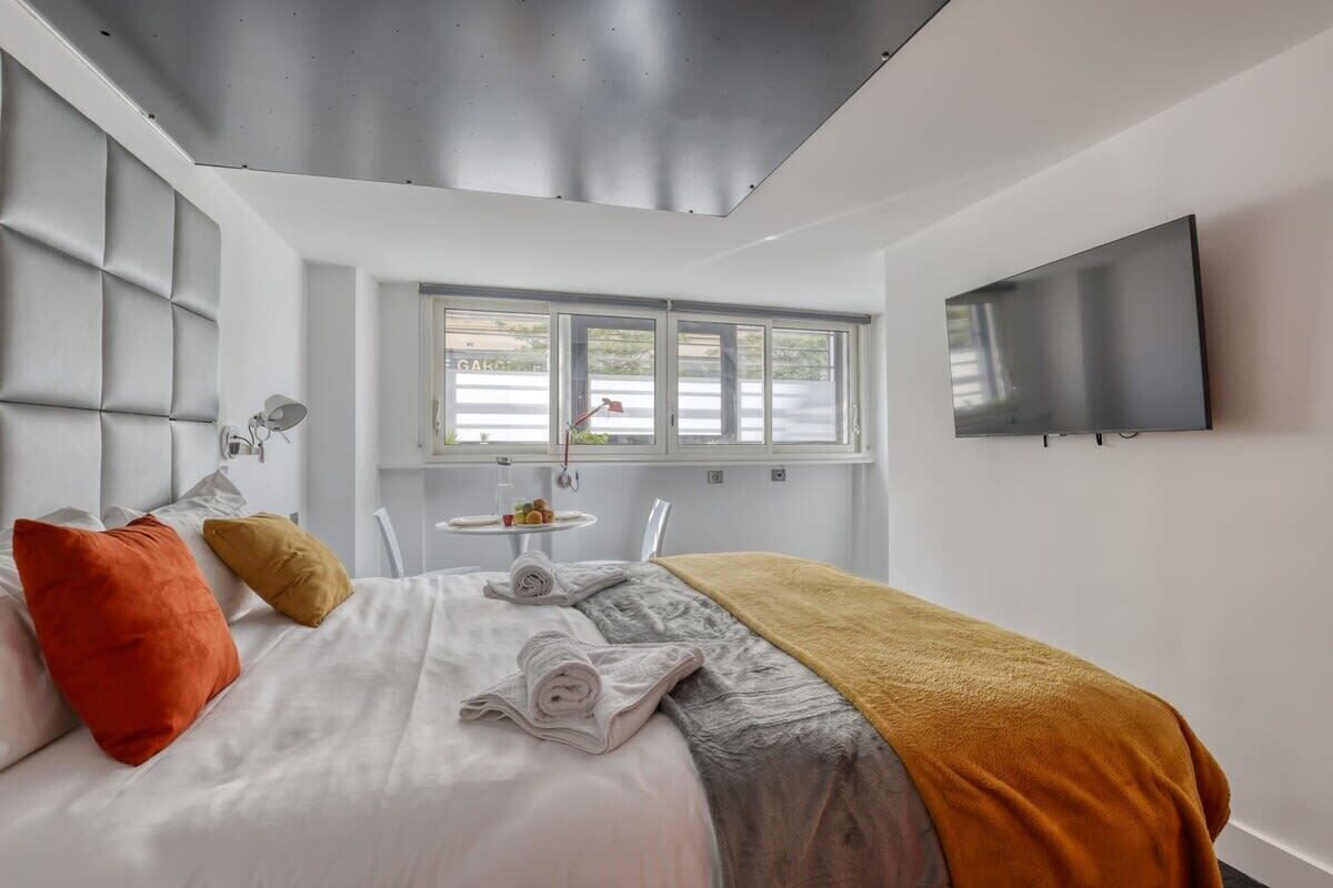 Silitysrauta/-lauta, vauvan matkasänky, Wi-Fi, vuodevaatteet