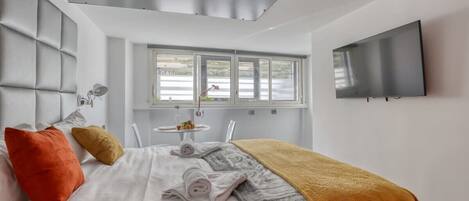 Silitysrauta/-lauta, vauvan matkasänky, Wi-Fi, vuodevaatteet