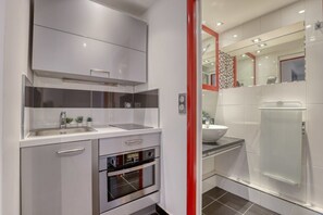Fridge, microwave, stovetop, coffee/tea maker - Branded New and Comfy Studio - Heart of Paris 3 (Paris)