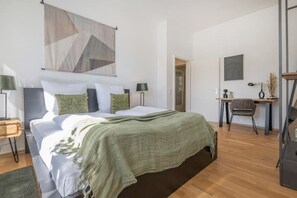 2 Schlafzimmer, Schreibtisch, schallisolierte Zimmer