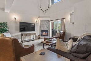 Smart TV, fireplace - Private Rooftop Hot Tub | Resort Access (Canmore)