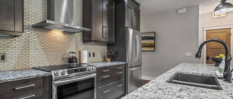 冷蔵庫、電子レンジ、オーブン、コンロ