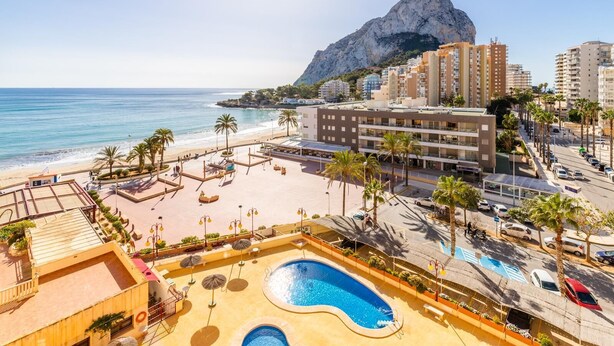 A resort with a pool, beach, and mountain view. - Zafiro 26B - Grupo Turis - Calpe, Costa Blanca (Calpe)