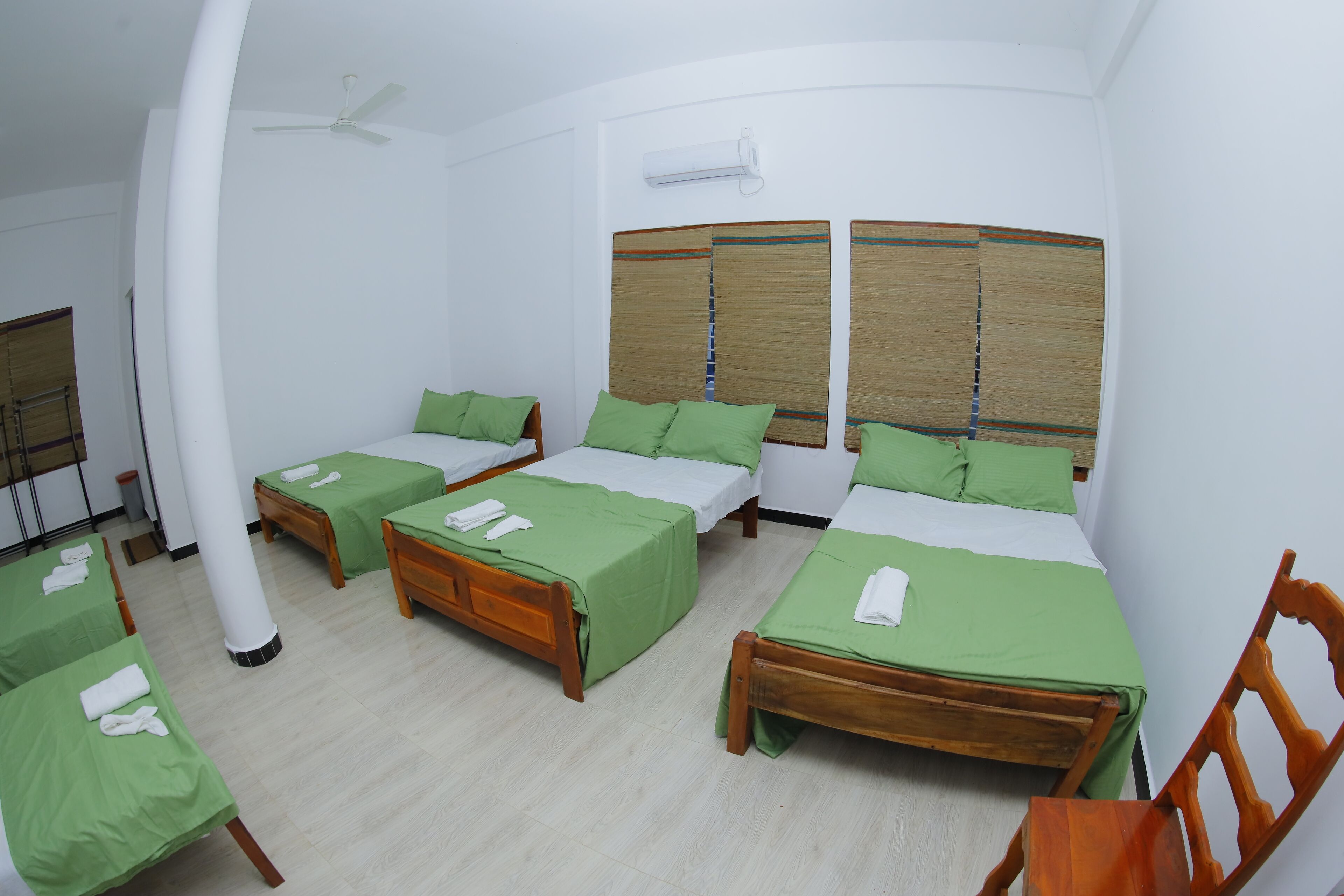 Desk, soundproofing, free WiFi