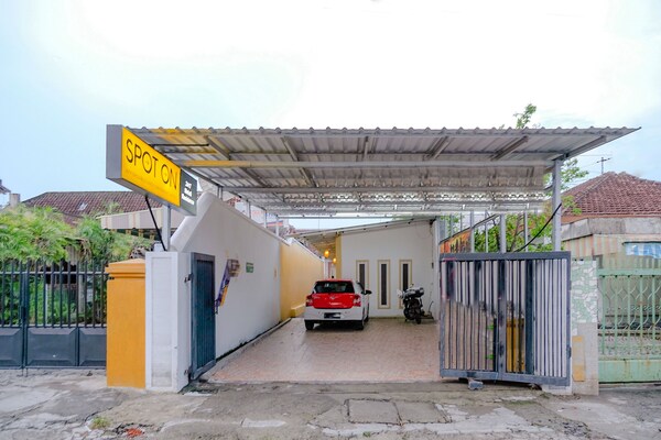 Oyo Life 2417 Melati Residence - Karangsari