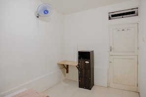 Economy Double Room - OYO Life 2417 Melati Residence (Blitar)