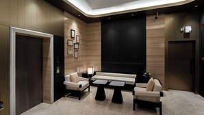 A modern lounge area with a sofa, chairs, and a coffee table. - Qianyi Yicheng Hotel (Yulin Shizi Street Yuntian Palace) (Yulin)