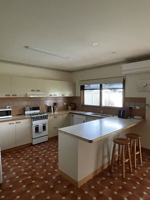 Réfrigérateur, micro-ondes, four, grille-pain