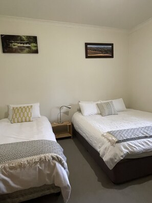 3 bedrooms, iron/ironing board, WiFi, bed sheets