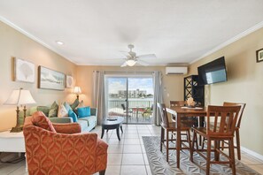 Flat-screen TV - Enchanted Inn Deluxe Suite #8: Waterfront, Pool, Fishing Dock, Boat Docks & Tiki (Clearwater)
