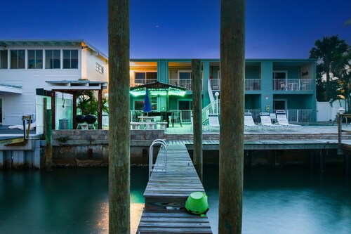 Enchanted Inn Suite #5: Waterfront, Pool, Fishing Dock, Boat Docks & Tiki Bar!
