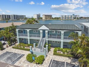 Exterior - Enchanted Inn Suite #5: Waterfront, Pool, Fishing Dock, Boat Docks & Tiki Bar! (Clearwater)