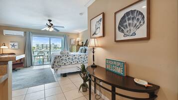 1 slaapkamer, een bureau, een strijkplank/strijkijzer, wifi