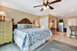1 bedroom, iron/ironing board, WiFi, bed sheets - Enchanted Inn Suite #5: Waterfront, Pool, Fishing Dock, Boat Docks & Tiki Bar! (Clearwater)