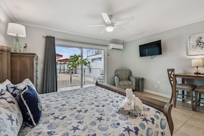 Escritorio, tabla de planchar con plancha, wifi y ropa de cama