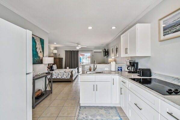 Kühlschrank, Mikrowelle, Herdplatte, Wasserkocher mit Kaffee-/Teezubehör