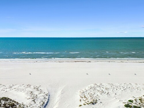 Clearwater Beach Cottage 24.5 Steps to Beach | Beach Gear Included!