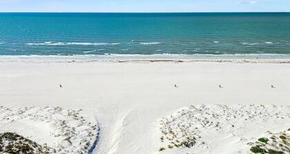 Clearwater Beach Cottage 24.5 Steps to Beach | Beach Gear Included!