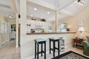 Kjøleskap, mikrobølgeovn, kokeplater og kaffetrakter/tekoker