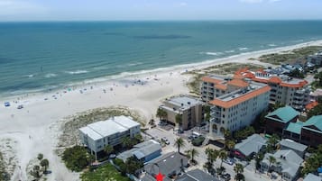 Nær stranden og strandhåndklær