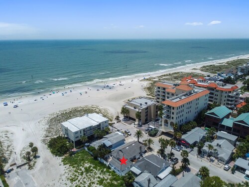 Beachside Retreat 15B Steps to Beach | Beach Gear Included!