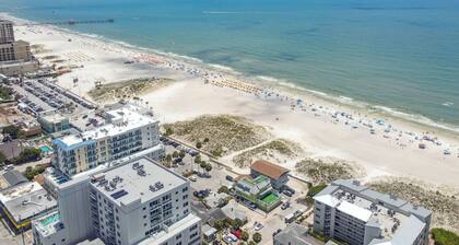 Clearwater Beach Cottage 15H / Walk to the Beach!